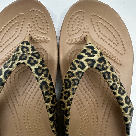 CROCS Women's Kadee II Leopard Flip Flop Women's Sandals Ionic Comfort - Picture 3 of 8